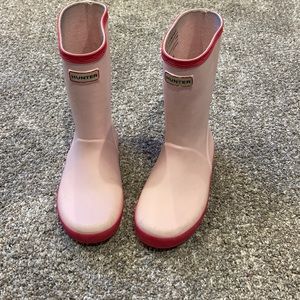 Hunter pale pink size 12 child rain boots.   Miner scuffing in last photos